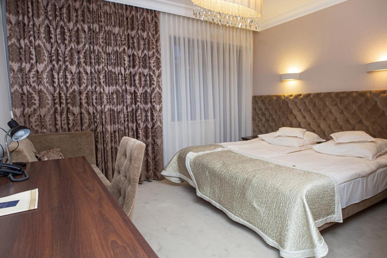 Zamek Dubiecko Hotel Екстериор снимка