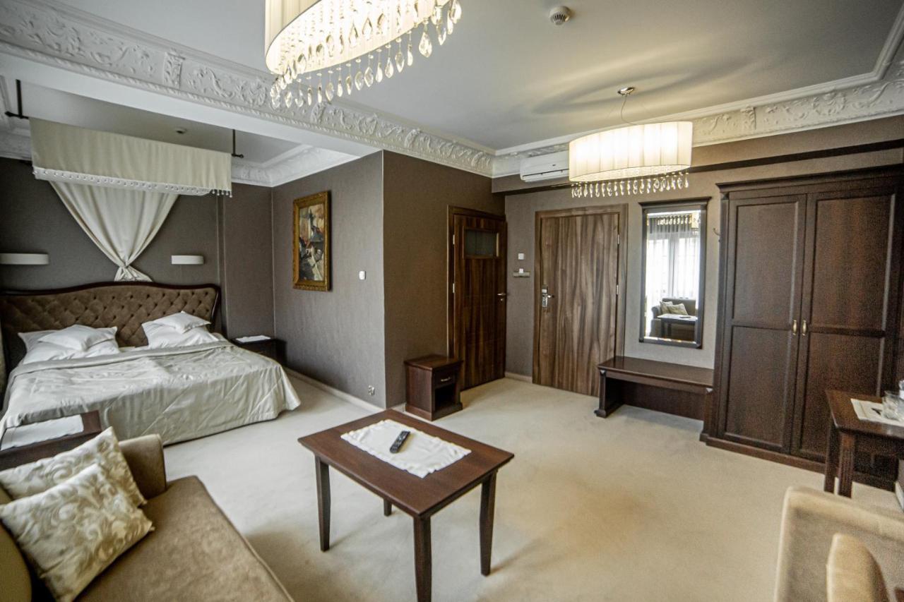 Zamek Dubiecko Hotel Екстериор снимка