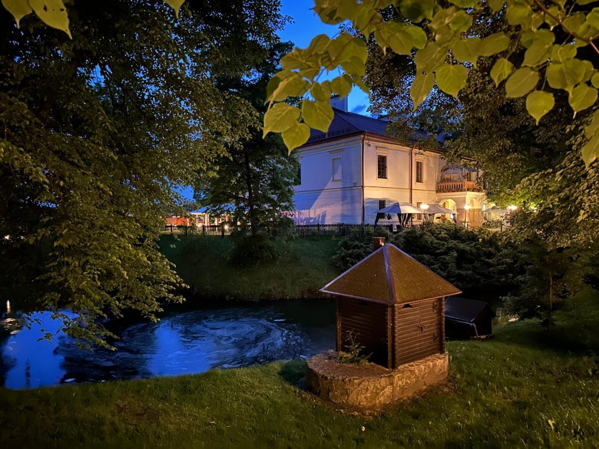 Zamek Dubiecko Hotel Екстериор снимка
