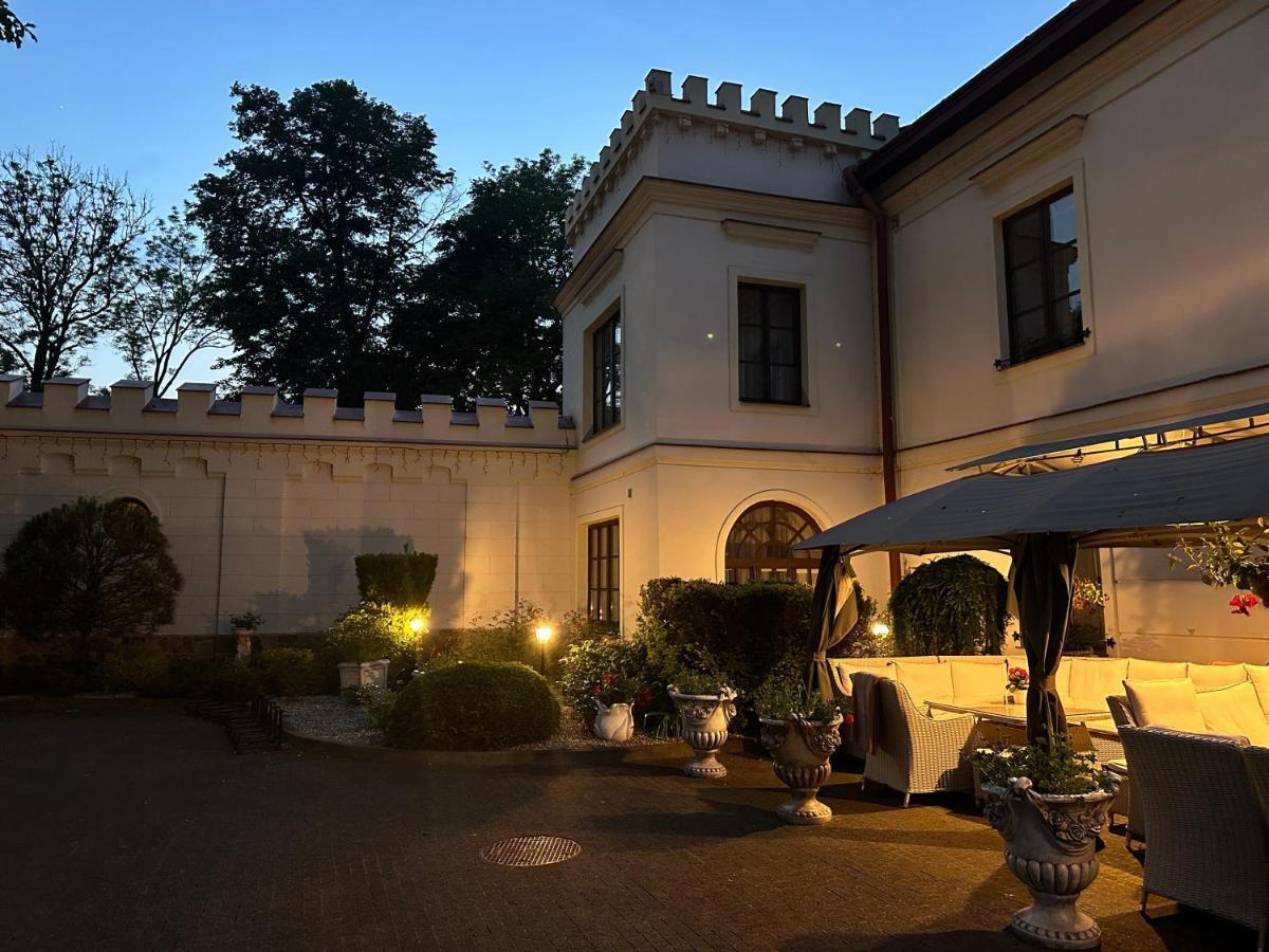 Zamek Dubiecko Hotel Екстериор снимка