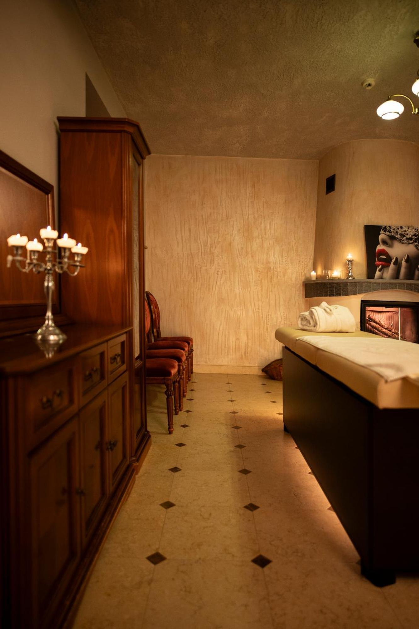 Zamek Dubiecko Hotel Екстериор снимка