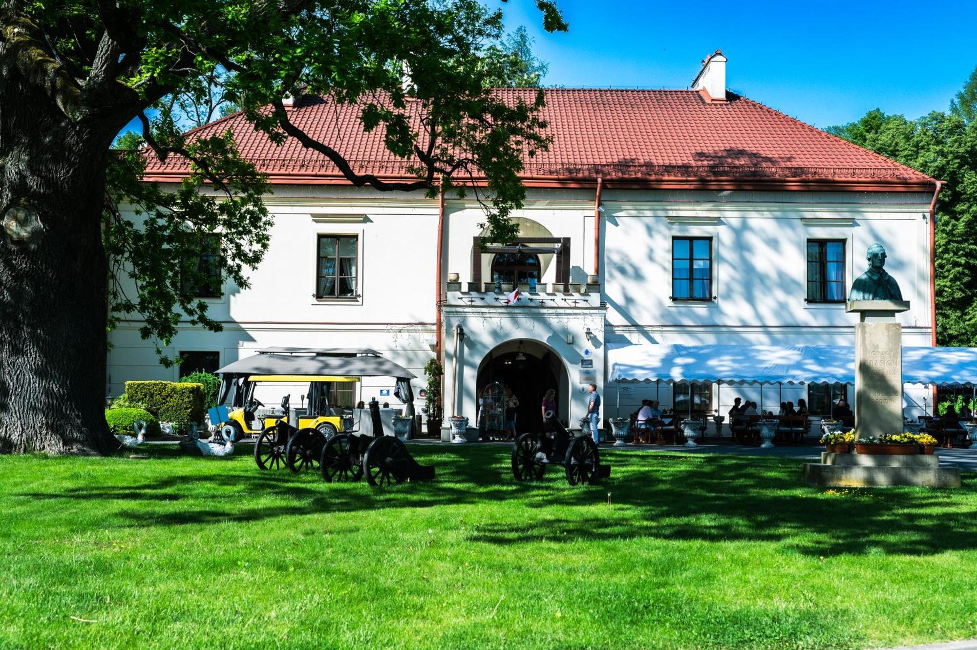 Zamek Dubiecko Hotel Екстериор снимка
